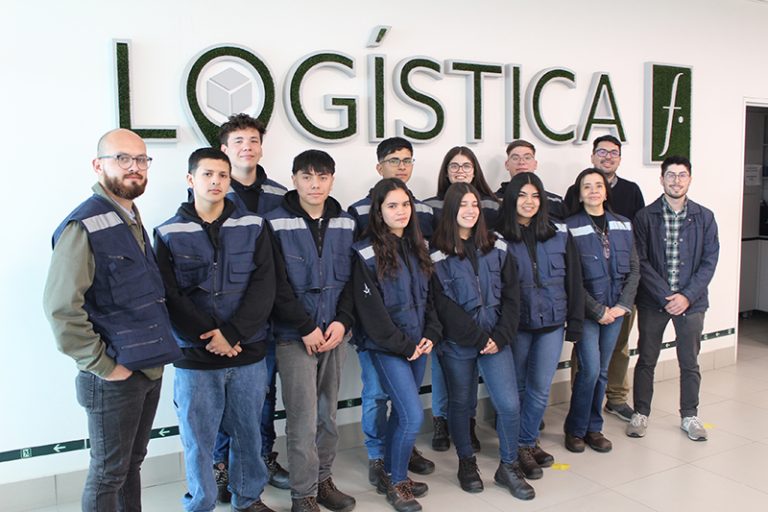 Estudiantes participantes en el piloto de acercamiento a la industria logística